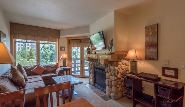 Beautiful one bedroom condo in the heart of the center village. in Copper Mountain