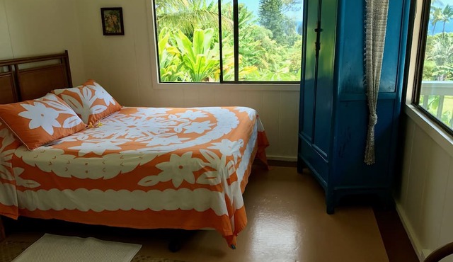 IDEAL BEACH LOCATION 2 BR LARGE DECK "PRIVATE'