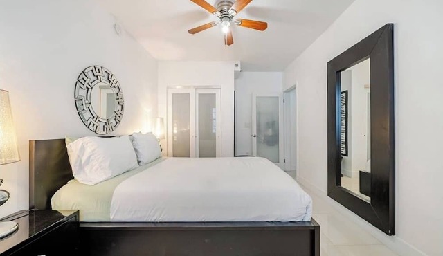 South of Fifth Beachside Condo 2Bed 1B, Pool, 2 Beach Chairs, 1 Umbrella in Miami Beach