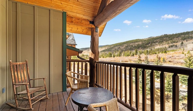 Penthouse Condo w/Spacious Balcony for Beautiful Views, 5 mins to Base Area! in Keystone