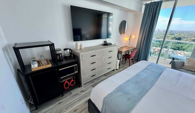Balcony Ocean Views | Pool, Gym, Wi-Fi & Parking in Miami