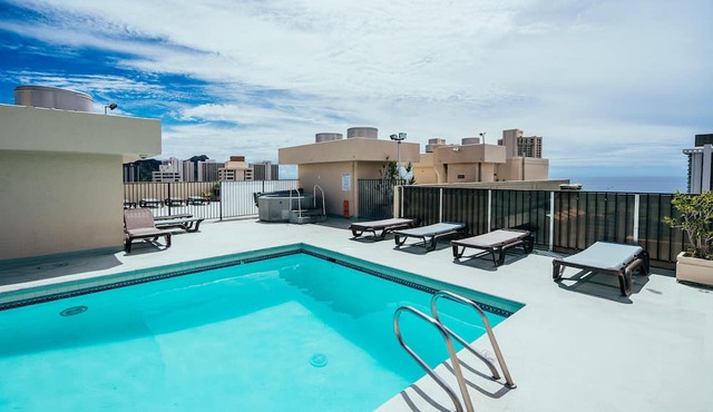Fairway Villa in the Heart of Waikiki by the Beach w/Rooftop Pool & Amenities