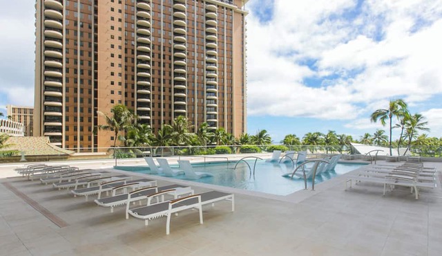 Perfect Location In Waikiki, Near Beach, Shopping, and Dining!