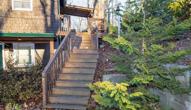 Lakeside Retreat Lake Lanier-Enjoy fall with amazing hiking and wineries! in Dawsonville