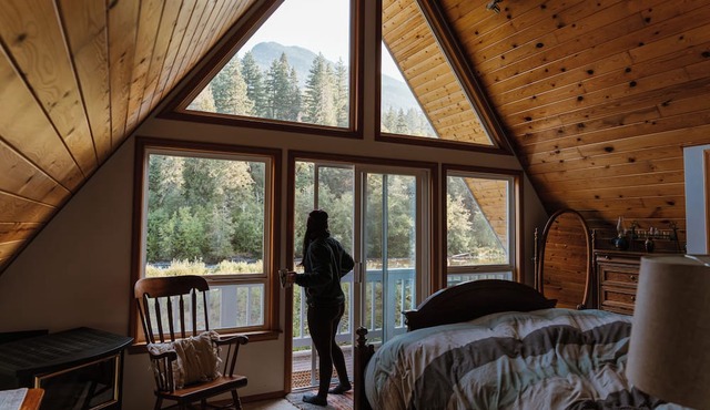 Diamond on the Sky: Riverfront mountain lodge w/views, AC & WiFi in Skykomish