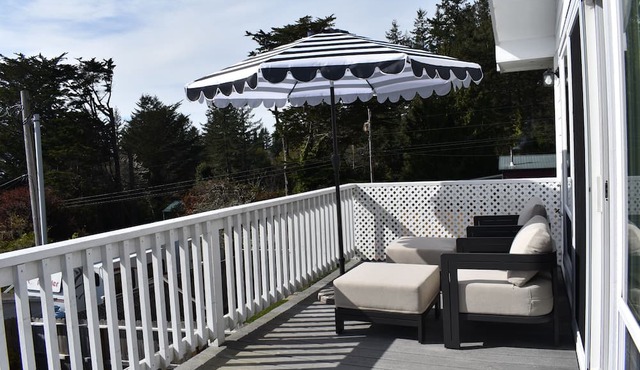 The Blue Bird A Luxury Cottage with Deck and Peek a Boo Views of Ocean in Brookings