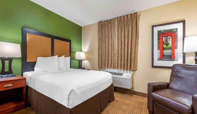 1 Queen Bed | Suite, Non-Smoking, Kitchen in Florence