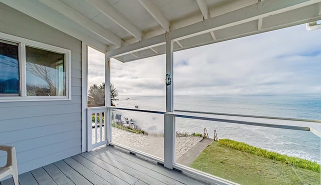 Gorgeous oceanfront estate with amazing views & hot tub - steps to quiet beach in Brookings