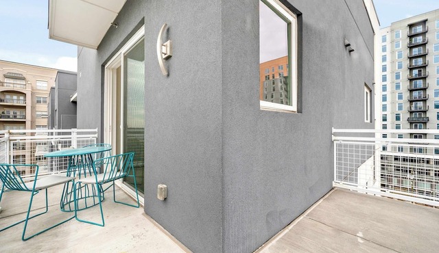 Two-Bedroom Apartment w/Balcony - Gym - Balcony in Atlanta