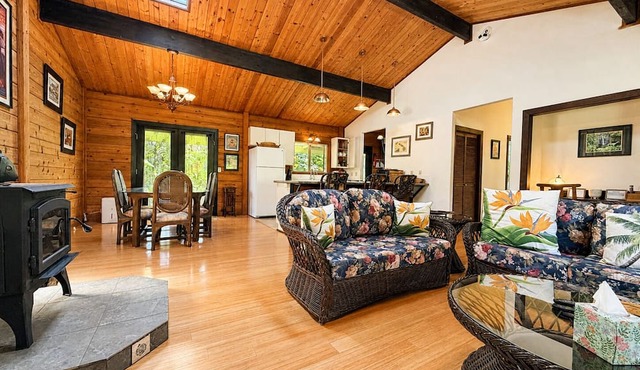 Beautiful Volcano Getaway With Hot Tub Near National Park in Volcano