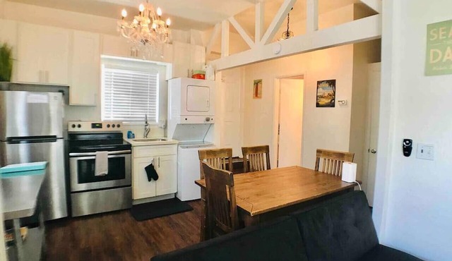 1bd/1bath Kaimuki Hill Top Unit with a Balcony