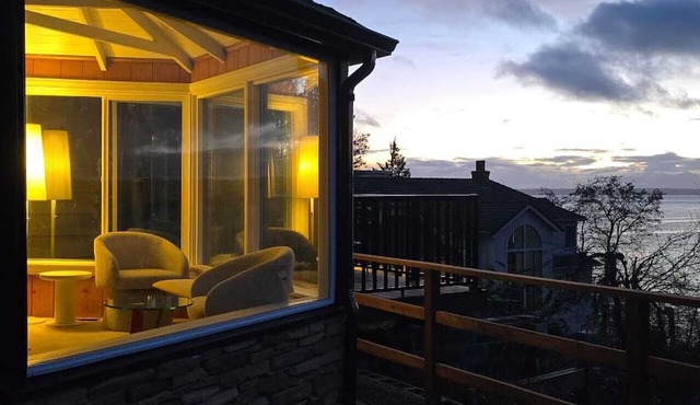 Puget Sound Waterfront Retreat Ferry & Sunset Views in Mukilteo