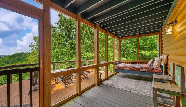 Woodcrest Cabin | Screen Porch | Swing Bed | WiFi | Fireplace | Fire Pit in Fort Payne