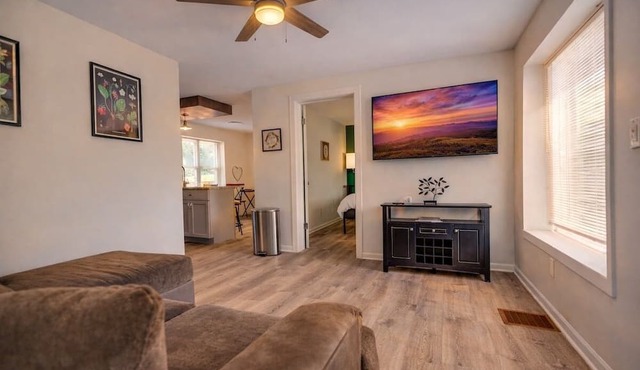 Creekside East: Private Hot Tub, Quiet Retreat in Springfield