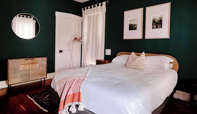 Group-Friendly 4BR/3.5BA/2 Kitchens + Private Homes Side-by-Side Sleeps 10 in Dayton