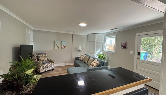 Located near UGA, Normaltown, & Downtown Athens. Charming 2-bed cottage w/AC. in Athens