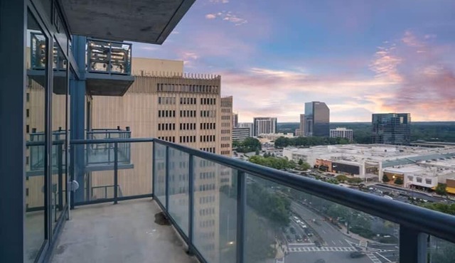 19th Floor Private Balcony, Panoramic View, 24 hr security, Private Garage, Pool in Atlanta