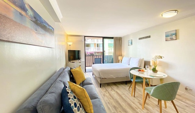 Studio in the HEART of Waikiki! Steps to the BEACH with Full Kitchenette