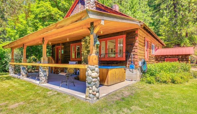 700-Acre Property w/33-Acre Lake & Dual Cabins! in Chewelah