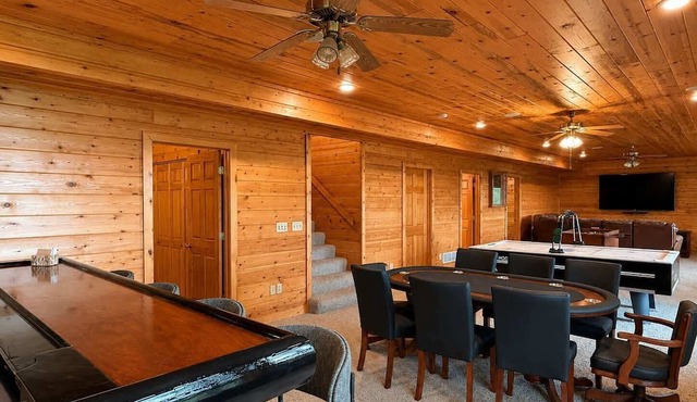 Hollow Tree Lodge with Game Room in Roach