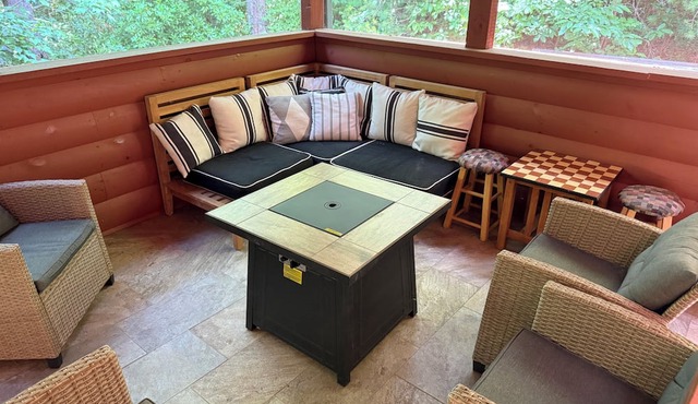 Helen Nature Retreat ~ King Beds, Hot Tub, Private Surroundings ~ Innsbruck! in Helen