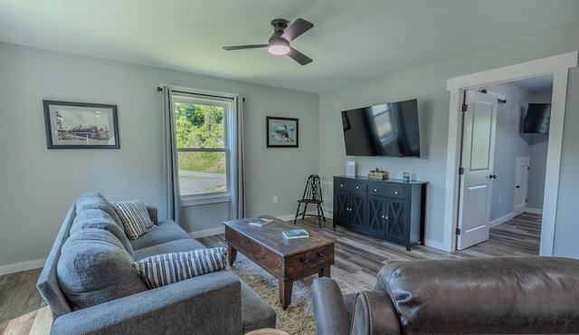 The Toccoa Overlook Riverfront Retreat with King Bed and Walk to Downtown in McCaysville