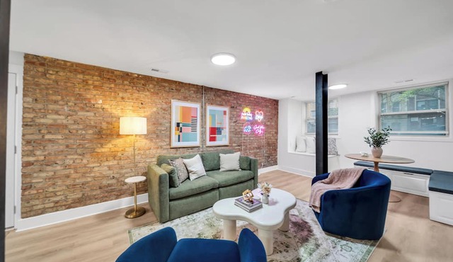 Cozy Retreat in Hyde Park with In Unit Laundry in Chicago
