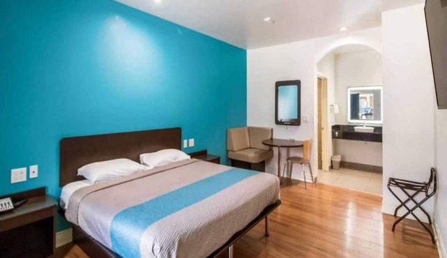 1 King Bed | Mobil Access Tub Nsmk Micfridg in Houston