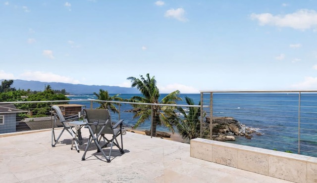 HaleGator by Gather: Award-Winning Oceanfront Home w/Rooftop Lanai & Views in Haleiwa