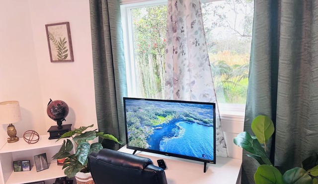 Private 1st Floor Retreat w/Hot Tub Just Minutes to Volcanoes NP!