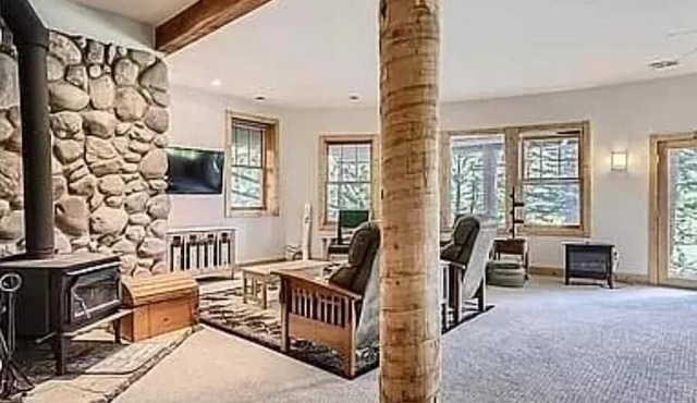 Cozy waterfront chalet at headwaters of Little Thompson river in Lyons