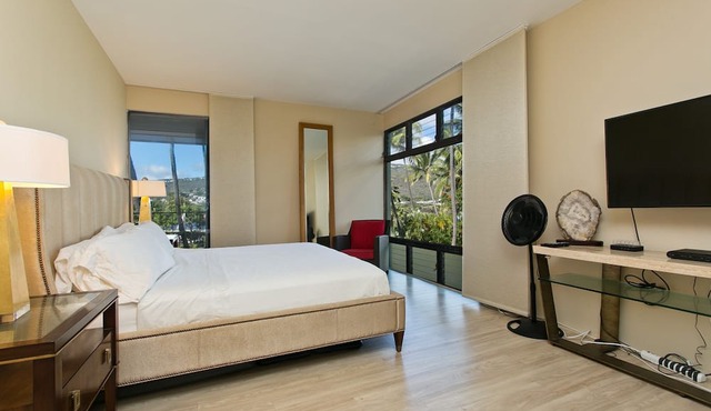 Fabulous, Renovated Large 3BR Condo on Kahala Beach