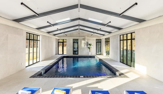 Blue Pond modern home with Indoor Pool/Firepit/Volleyball/Pond by Water Park in Scotrun