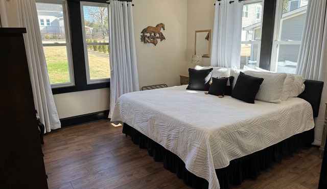 2-bedroom vacation home just a two minute walk to downtown in Carrollton