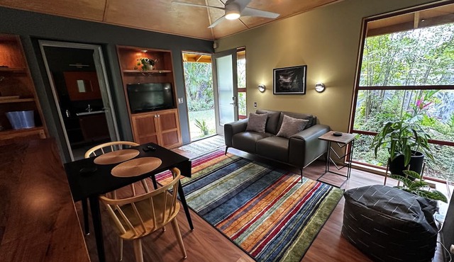 Tree Top Suite- Beautiful walk to Hanalei Bay in Princeville