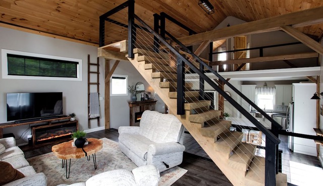 Big Oak Retreat -10 min to Kenyon - 18th century barn in Apple Valley