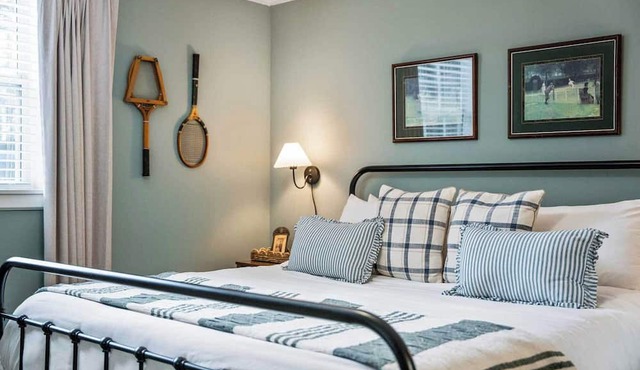 Desoto Cottage Hot Tub & Breakfast Treats in Lookout Mountain