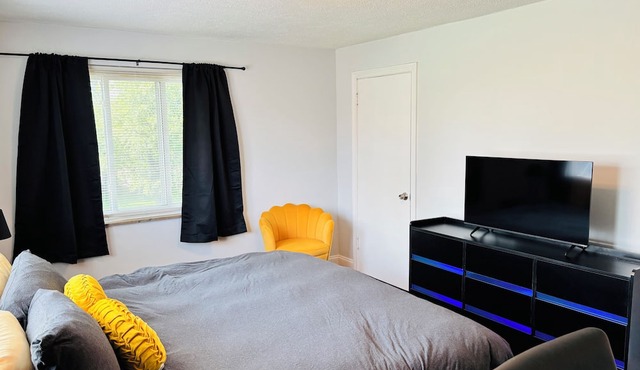 Modern Cozy Home with Pool in West Mifflin