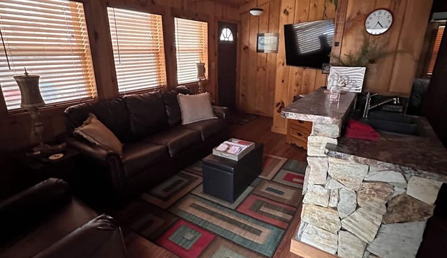 Cozy cabin and TUBING! Swim, Horses, hiking, lake-3 mi from Helen! Relax! in Cleveland