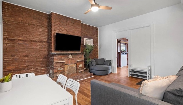 Shadyside, Pittsburgh, Modern and Accessible 2 Bedroom with Free Parking in Pittsburgh