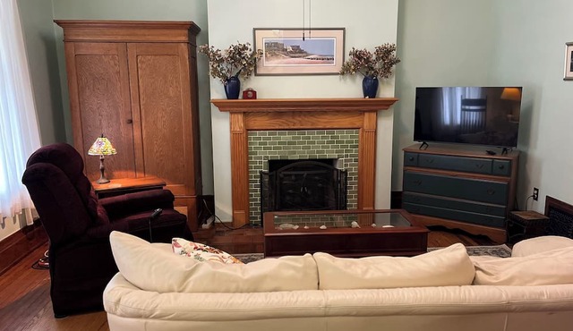Charming 2-bedroom house with AC and WiFi in lovely Hamilton in Hamilton