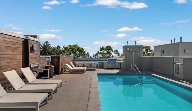 Beryl Breeze' Rooftop Pool Ocean View Cozy 2BR 1 Block to Beach in Santa Monica
