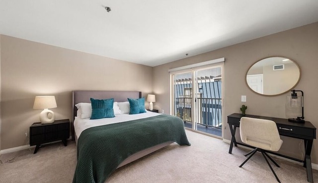 Carnelian Calm' Beach Retreat Rooftop Pool Access, BBQ 1 Block to Beach, Parking in Santa Monica