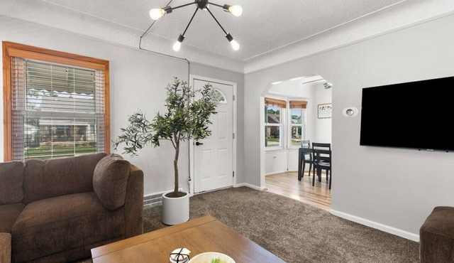 Cozy Home Fenced Yard Pets Welcome Great Location in Lincoln Park