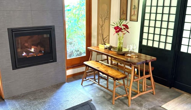 Volcano Tea House Cottage - Spa Bath, Hot Tub, and Fireplace with Japanese Decor