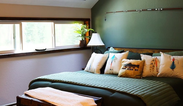 Wilderness Setting with lodge/cabin Feel. in Colville