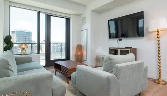Luxury Apartment w King Bed, Shared Pool & Rooftop in Cambridge