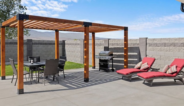 Brand newly remodeled 3-bed, 2 bath Desert Aire w/private pool & RV hookups! in Mattawa