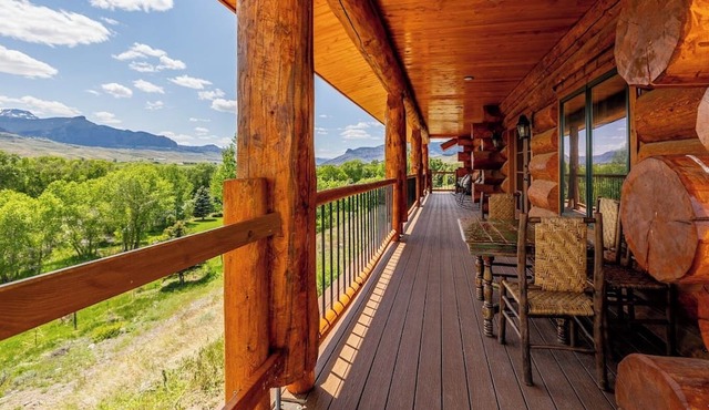 Highland River Cabin-Custom Built New Log Cabin with Direct River Access in Cody