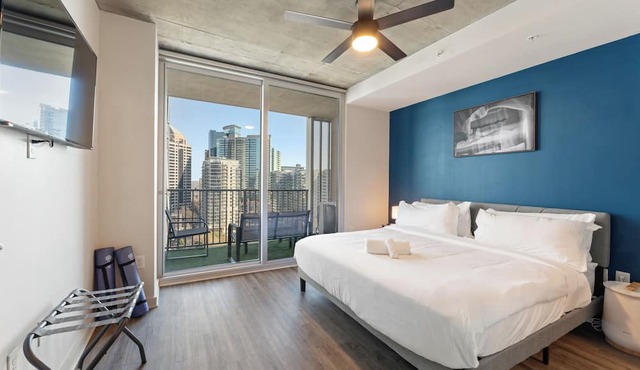 19th Floor Midtown Sky Suite | Free Parking | Gym in Atlanta